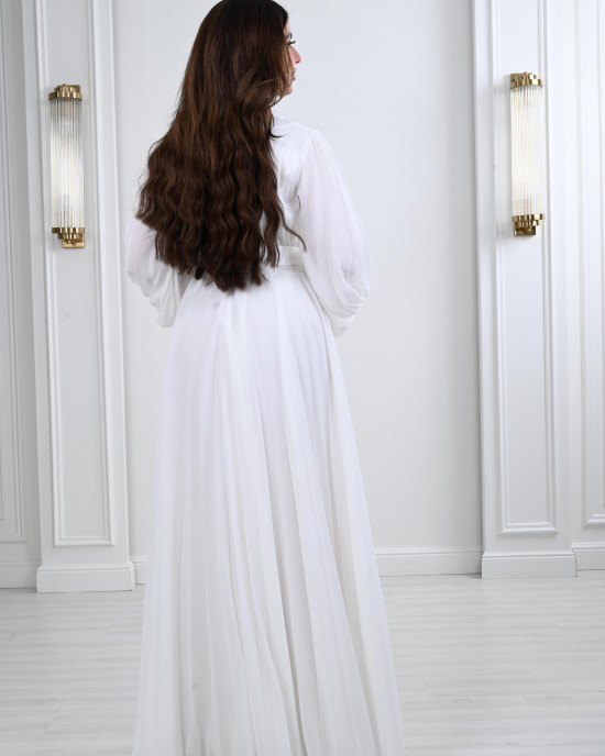 Long distinctive dress 