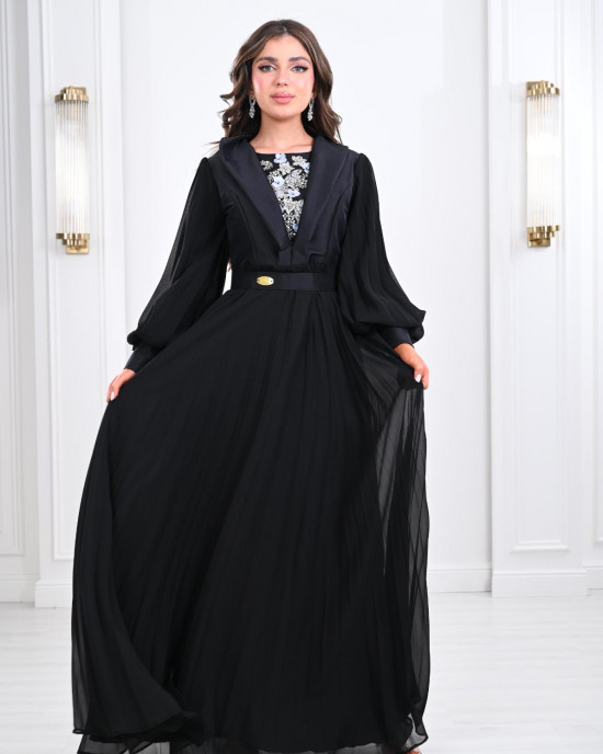 Long distinctive dress 