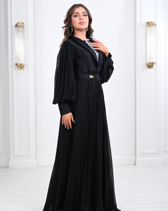 Long distinctive dress 